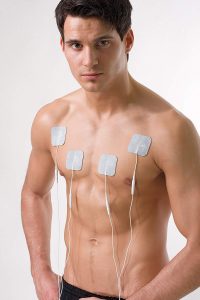 Mann benutzt TENS Gerät für die Brust