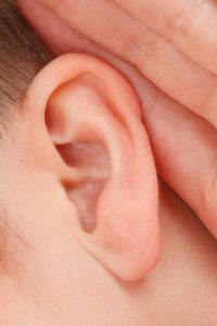 Ohr mit Tinnitus Symptom
